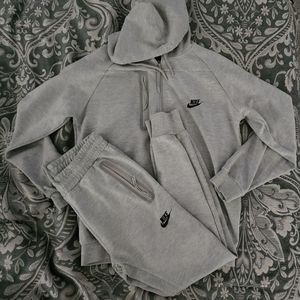 Men's under armour light gray jogger suit